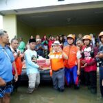 Jazuli Salurkan Bantuan Langsung kepada Korban Banjir Serang